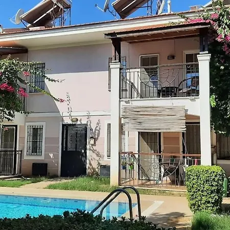 Apartmán A 5-bedroom Duplex With A Swimming Pool And A Garden *
