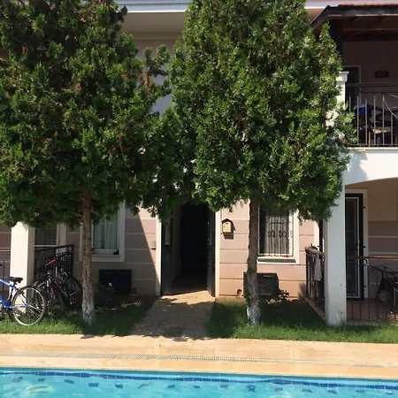 Apartmán A 5-bedroom Duplex With A Swimming Pool And A Garden