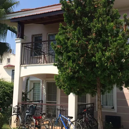 Apartmán A 5-bedroom Duplex With A Swimming Pool And A Garden